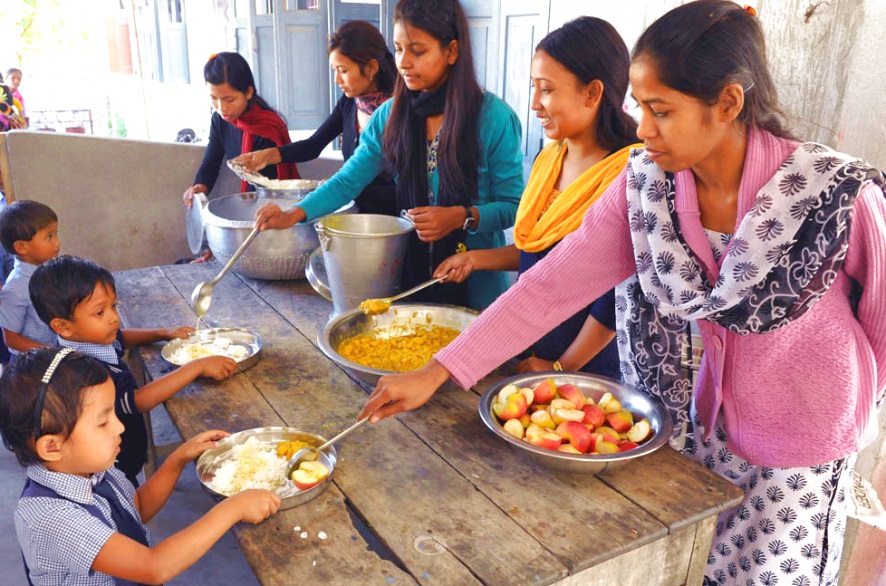 Des enfants se faisant servir à manger.