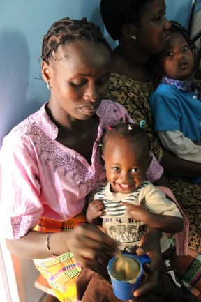 Une mère nourrit sa fille