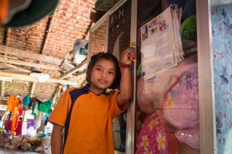 Petite fille, montrant où elle range les lettre de ses parrains.