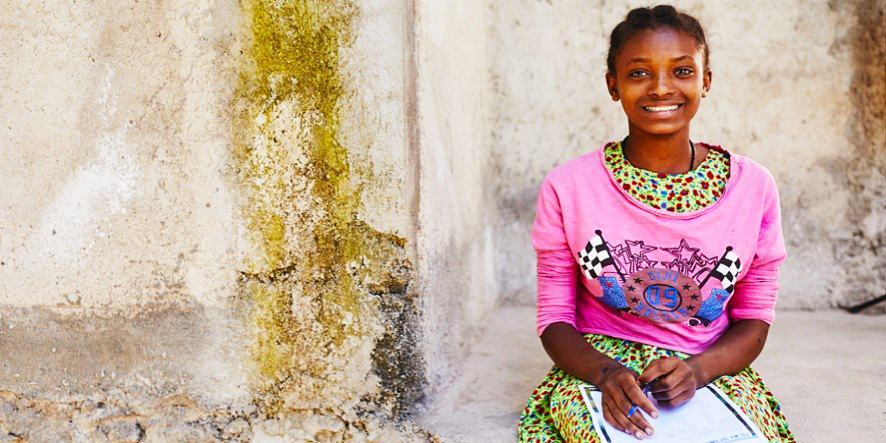 Bizuayehu, jeune Éthiopienne parrainée, avec une lettre de son parrain.