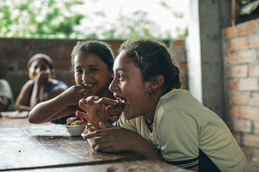 les filles se régalent avec un repas festif