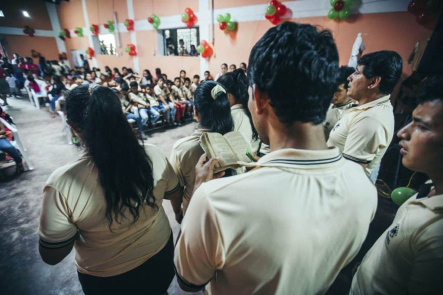 le personnel du centre d'accueil chante des chants de Noël