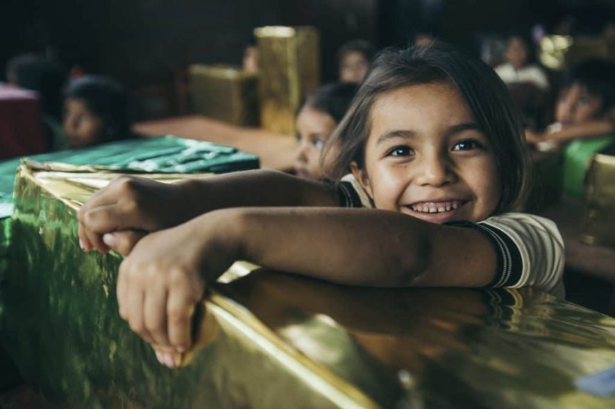 une enfant parrainée sert son cadeau de Noël contre elle