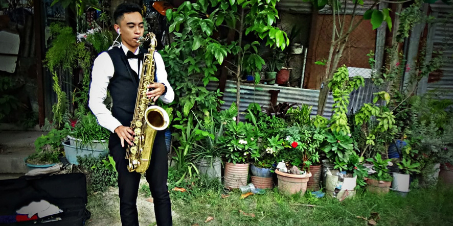 Jeune homme jouant de la musique.