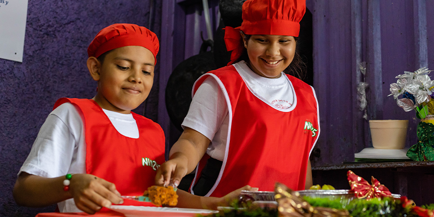 Deux enfants en tenues de chef cuisinier