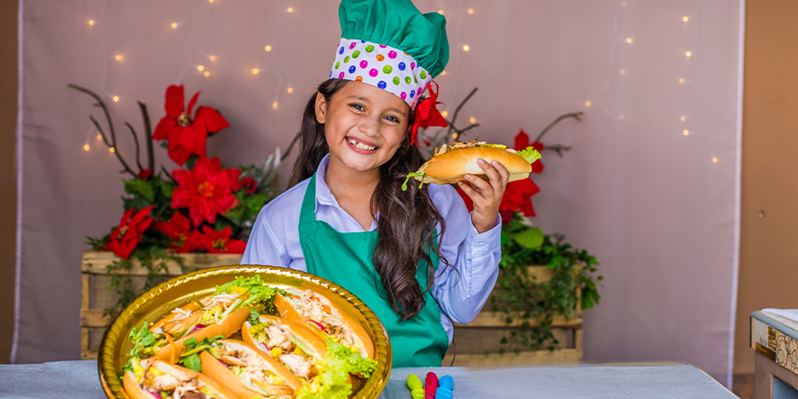 Petite fille avec un sandwich à la main