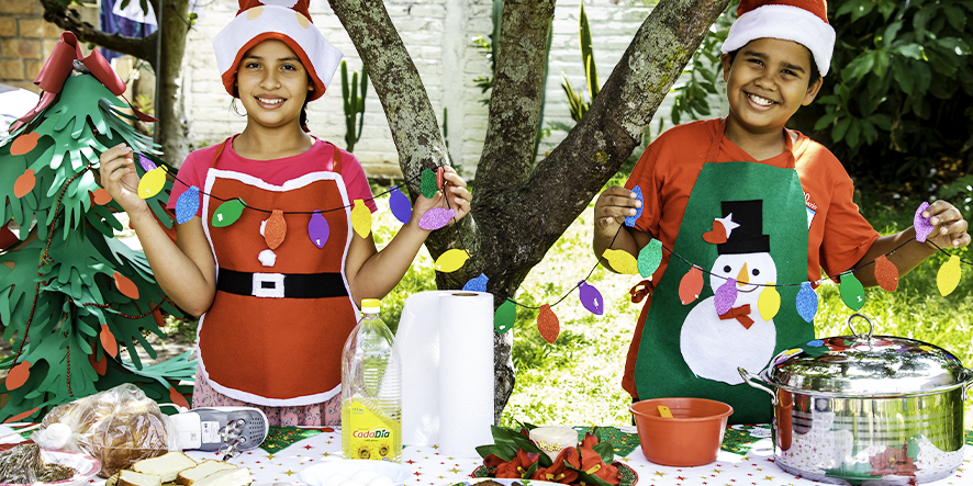 Deux enfants préparant les décorations de Noël.