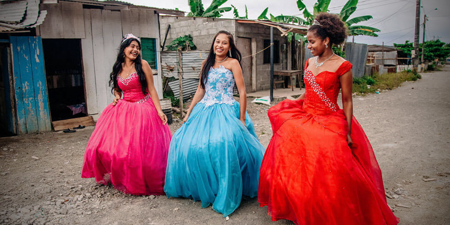 Trois adolescentes en robe de fête.
