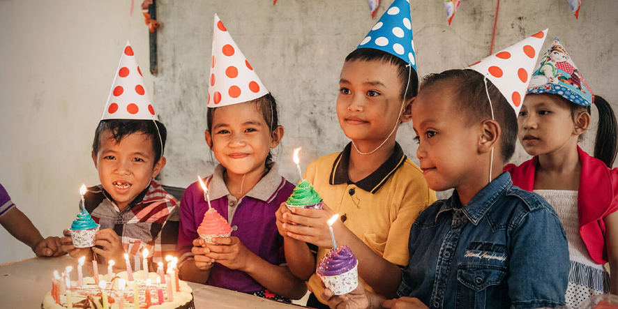 Des enfants célébrant un anniversaire.