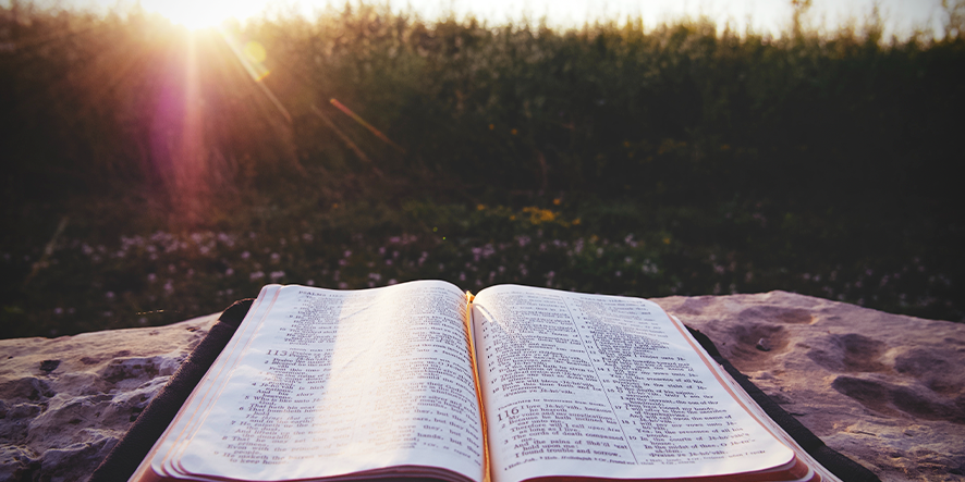 Bible ouverte sur un rocher.