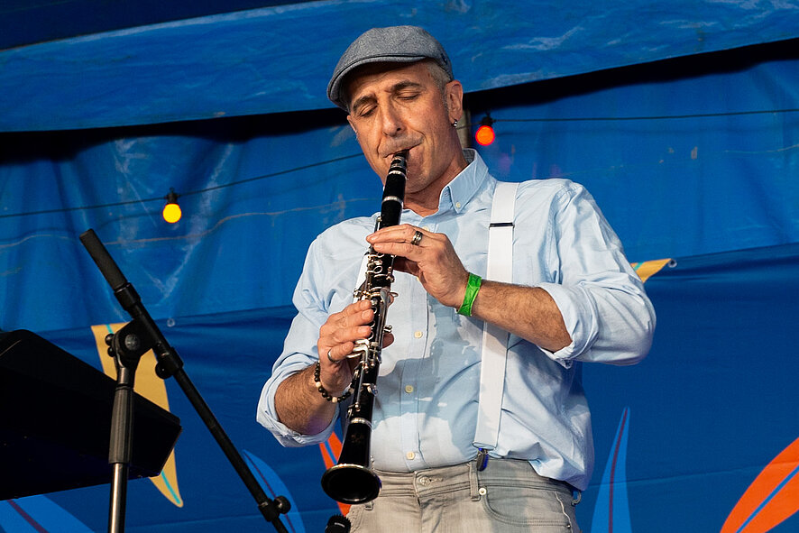 Daniel Pialat jouant d'un instrument de musique.