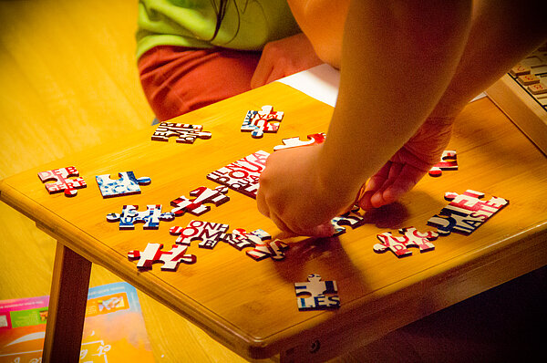 Une personne en train de réaliser le puzzle de l'escape game.