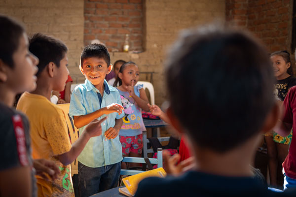 Enfants dans un centre de développement au Pérou