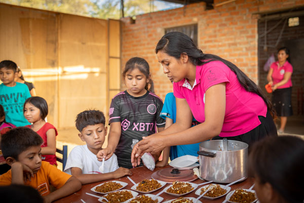 Distribution de repas dans un centre développement au Pérou