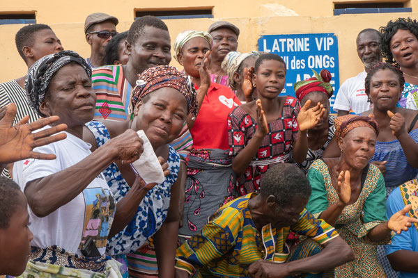 Communauté en Afrique en joie devant une nouvel installation sanitaire