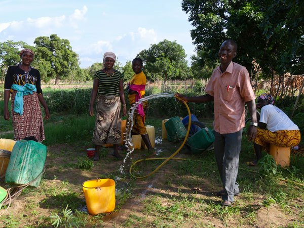 Communauté en afrique avec un jet d'eau propre