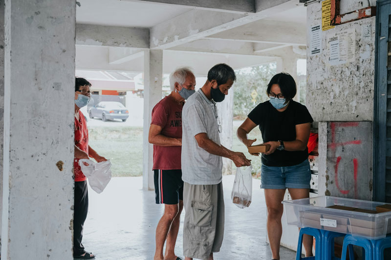 Image de personnes faisant la queue pour une distribution de dons alimentaires. Image de personnes faisant la queue pour une distribution de dons alimentaires.