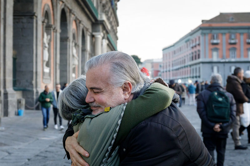 Un homme et une femme se faisant un câlin. Un homme et une femme se faisant un câlin.