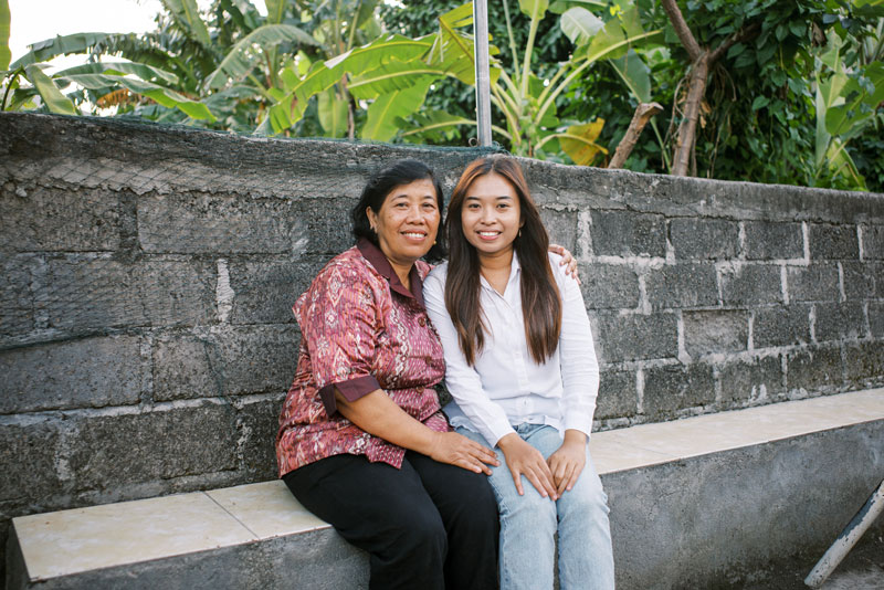 Deux femmes souriantes, assises, côte à côte Deux femmes souriantes, assises, côte à côte