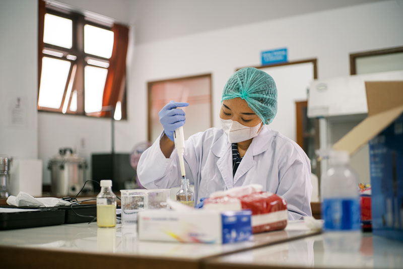 Femme faisant des mélange dans un laboratoire. Femme faisant des mélange dans un laboratoire.