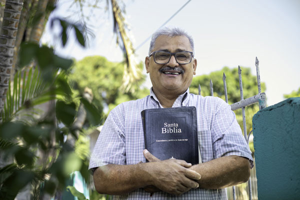 Monsieur tenant une Bible dans les mains