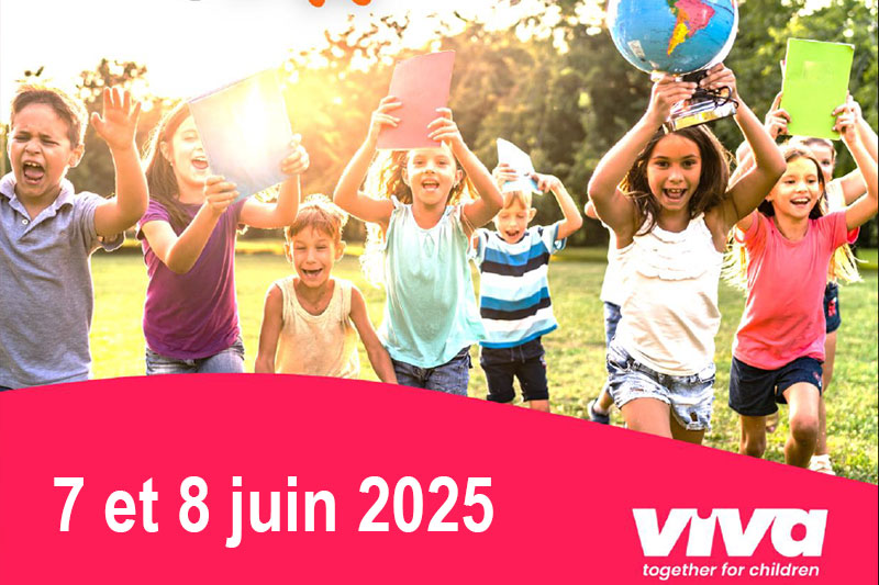 Plusieurs enfants jouant, souriant. L'un tient un globe terrestre dans ses mains, les autres des feuilles de couleur.