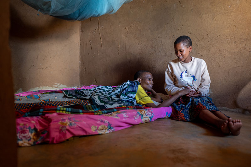 Face à la maladie, à la perte et à l’incertitude, Zulfa et sa famille ont traversé des épreuves inimaginables. Mais grâce à la solidarité de leur communauté et à leur résilience, ils continuent de croire en un avenir meilleur… 
