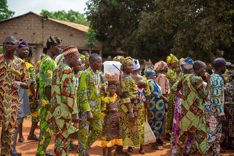 Image d'une foule, vêtue de vêtements traditionnels.