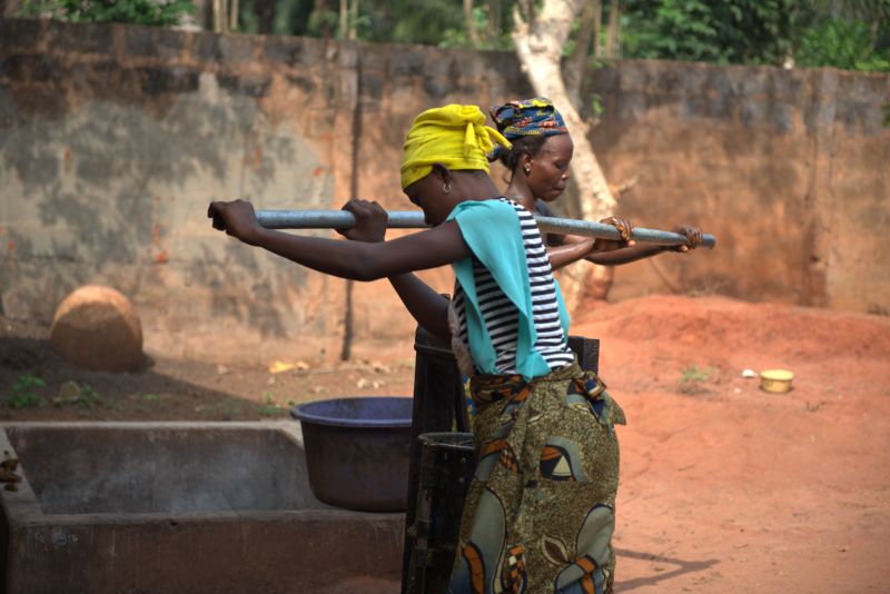 Image de deux femmes en train de travailler. 
