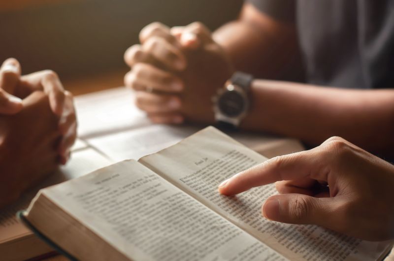 Image d'une étude biblique commune.