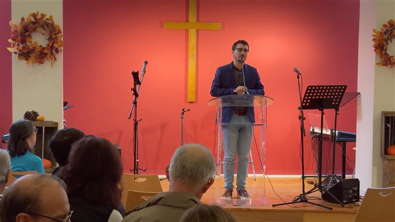 Thomas Poëtte qui s'exprime lors devant l'Église à l'occasion de l'événement.