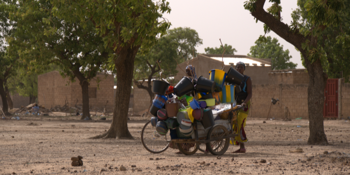 Image de femmes transportant des ustensiles sur une charrette.