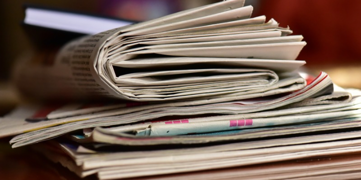 Image de magazines empilés et posés sur une table.