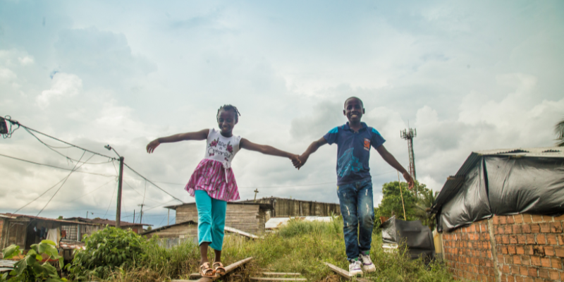 Image d'enfants se tenant la main.