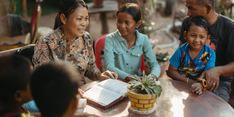 Image d'une famille en pleine étude biblique.
