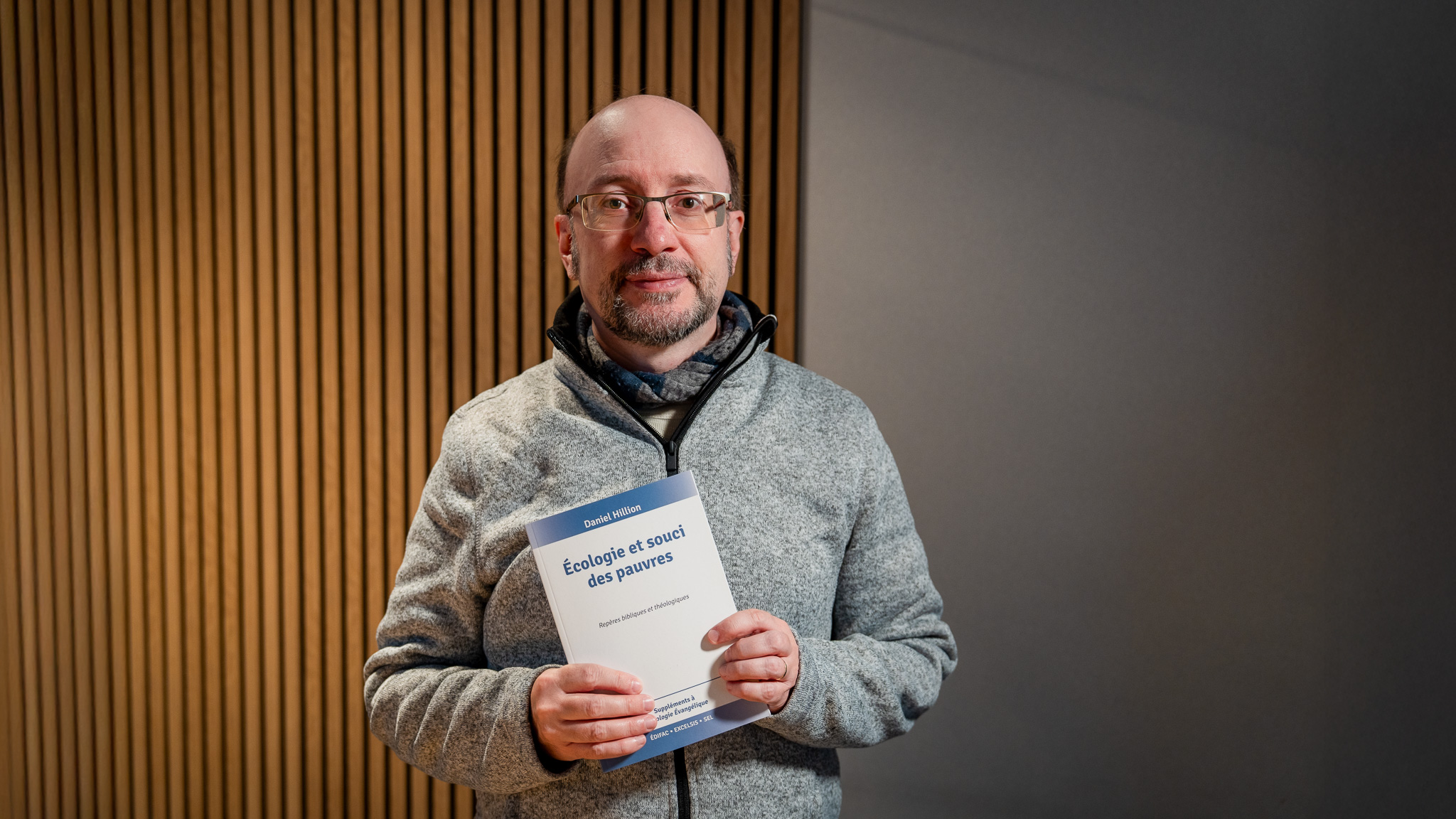 Image de Daniel HILLION tenant son livre entre les mains. 