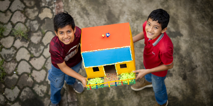 Image de deux jeunes garçons du CDEJ d'Equateur.
