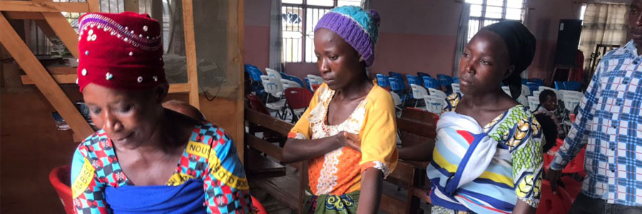 Trois femmes en République démocratique du Congo, dans une file d’attente pour une assistance.